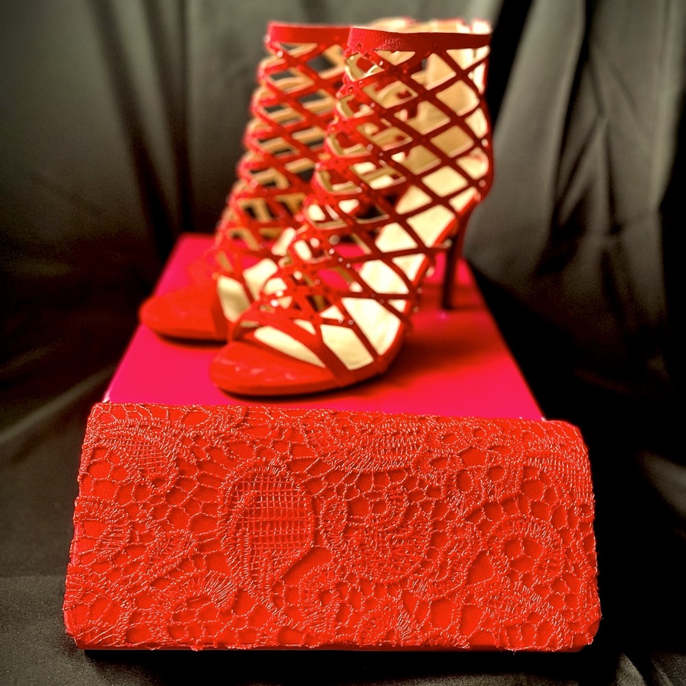 Red lace front clutch with detachable chain